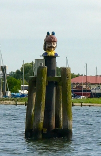 Ein Schwedenkopf begrüßt uns bei der Einfahrt in den Hafen